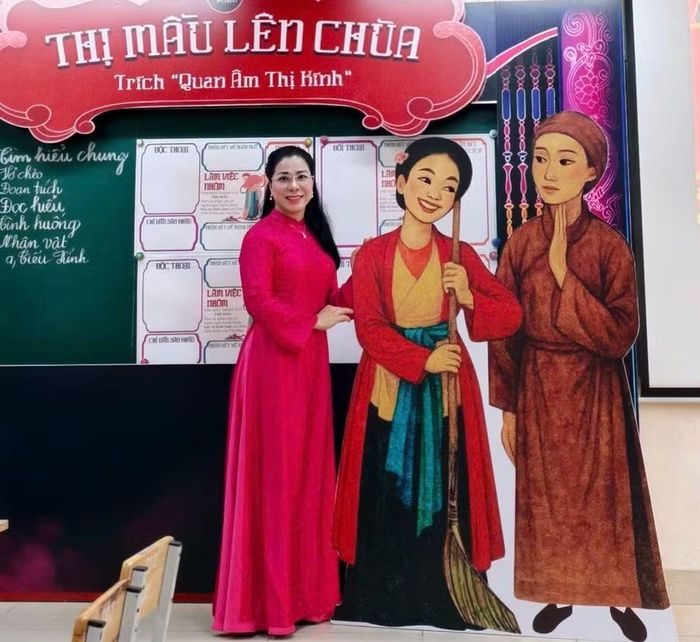 Cô Nguyễn Thị Nhàn trong một giờ sân khấu hóa văn học dân gian trên lớp. Ảnh: NVCC