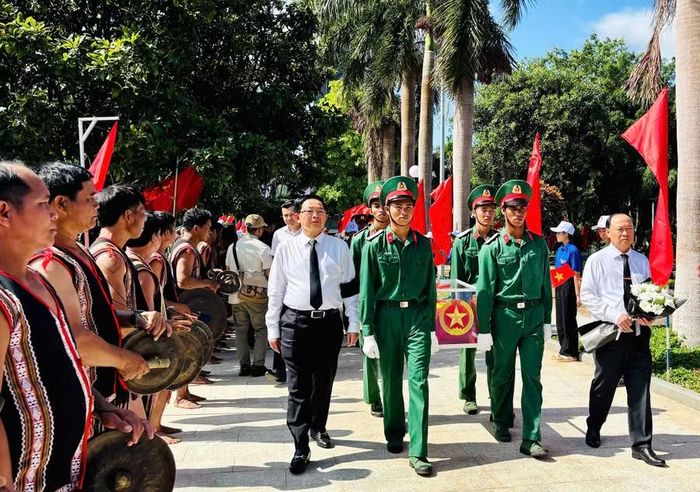 Phó Thủ tướng Hồ Quốc Dũng, cùng lãnh đạo tỉnh Gia Lai tưởng niệm và tiễn đưa 18 liệt sĩ về nơi an nghỉ cuối cùng.
