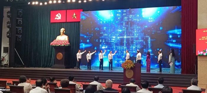 Lãnh đạo Đảng, Nhà nước và UBND TPHCM nhấn nút khởi động phong trào thi đua "Quyết tâm thực hiện thắng lợi mục tiêu tăng trưởng bền vững 2 con số giai đoạn 2026-2030". Ảnh: Q.H