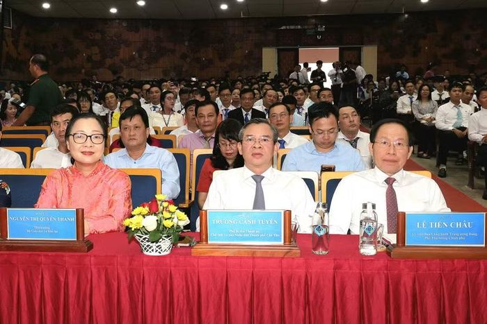 Thứ trưởng Bộ GD&amp;ĐT Nguyễn Thị Quyên Thanh dự buổi lễ.