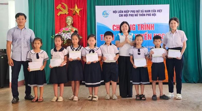 Tặng quà đến học sinh tiểu học.