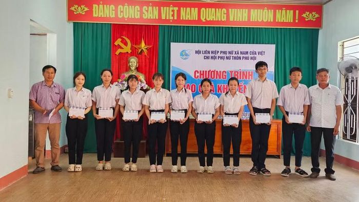 Đại diện Ban cán sự thôn trao quà đến học sinh.