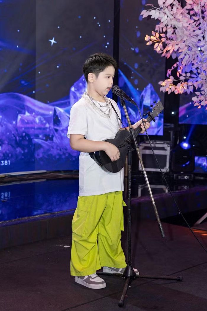 Triết chơi thành thạo nhiều loại nhạc cụ.