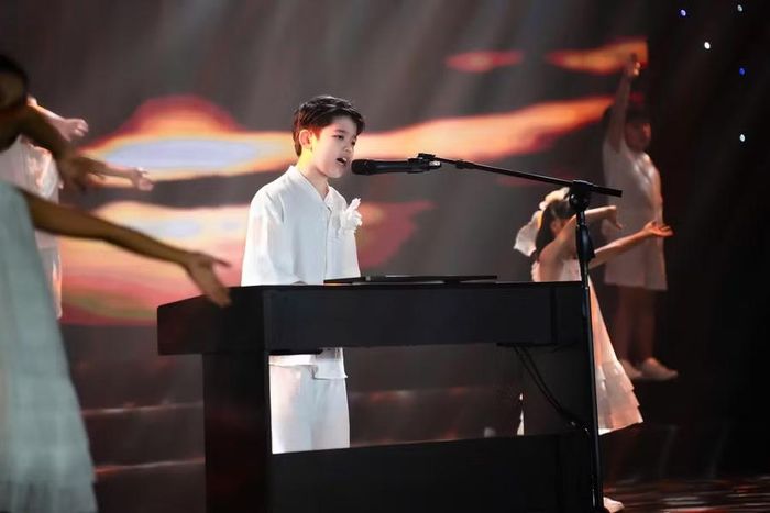 Minh Triết thể hiện tài năng âm nhạc.