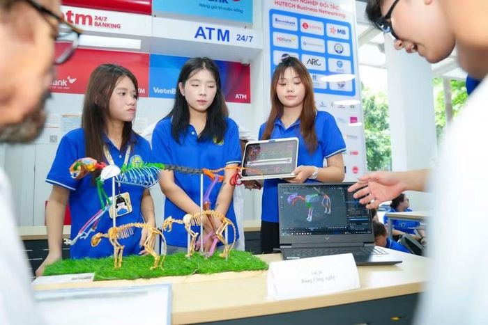 Sinh viên thuyết trình về mô hình của nhóm. Ảnh: HUTECH.