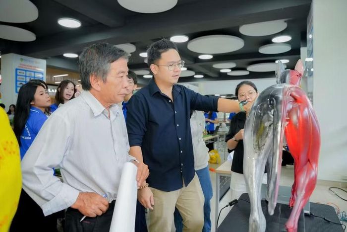 Ban giám khảo chấm thi sáng 13/6. Ảnh: HUTECH.