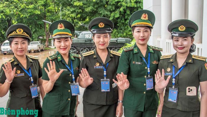 Sĩ quan trẻ Bộ đội Biên phòng Việt Nam - Lào lưu luyến chia tay, thể hiện tinh thần đoàn kết. Ảnh: Lê Văn Chương
