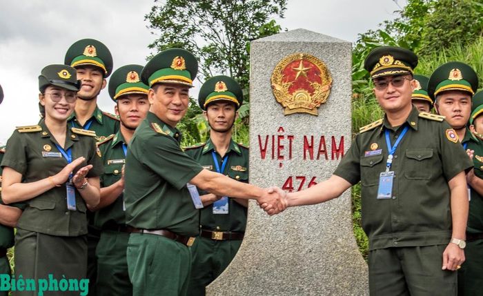 Thượng tá Khăm-phu-vích Đa-la-phệt, Phó Chủ nhiệm Chính trị Bộ đội Biên phòng Lào và Đoàn đại biểu sĩ quan trẻ Bộ đội Biên phòng Lào tiễn Đại tá Nguyễn Quốc Hiếu, Phó Chủ nhiệm Chính trị Bộ đội Biên phòng Việt Nam và Đoàn đại biểu sĩ quan trẻ Bộ đội Biên phòng Việt Nam về nước tại mốc quốc giới số 476, cửa khẩu quốc tế Cầu Treo - Nậm Phao. Ảnh: Lê Văn Chương