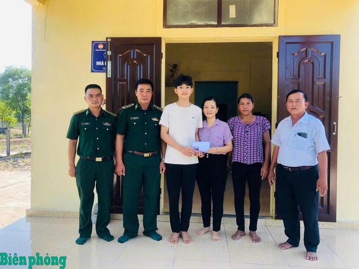 Cán bộ Đồn Biên phòng Triệu Vân phối hợp với Hội Liên hiệp Phụ nữ xã Triệu Tân cũ (nay là xã Nam Cửa Việt) trao quà cho em Lê Thanh Hoàn. Ảnh: Xuân Thế