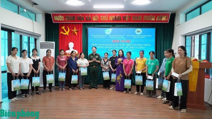 Các đơn vị đồng hành trao tặng quà cho hội viên phụ nữ nghèo, phụ nữ neo đơn có hoàn cảnh khó khăn trên địa bàn xã Hạ Lang. Ảnh: Huy Dương