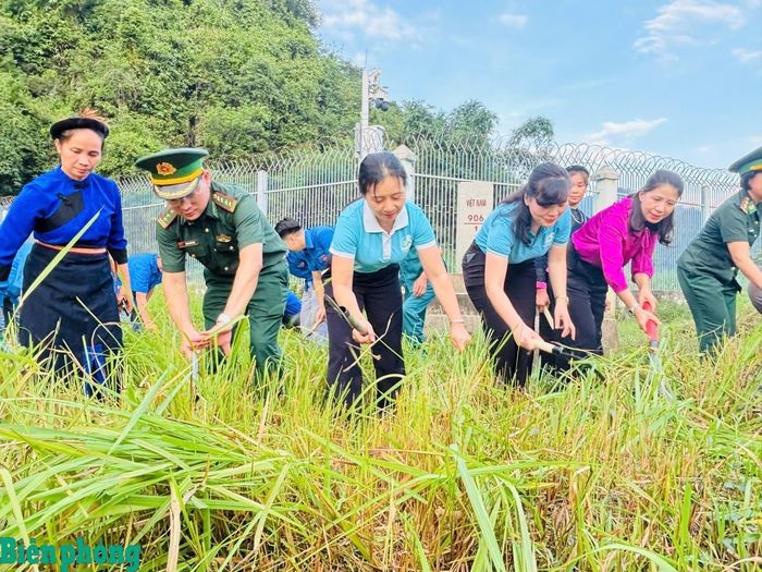 Lãnh đạo các đơn vị đồng hành cùng nhân dân, đoàn viên, thanh niên xã Hạ Lang tham gia phát quang tại khu vực mốc 906/1. Ảnh: Huy Dương