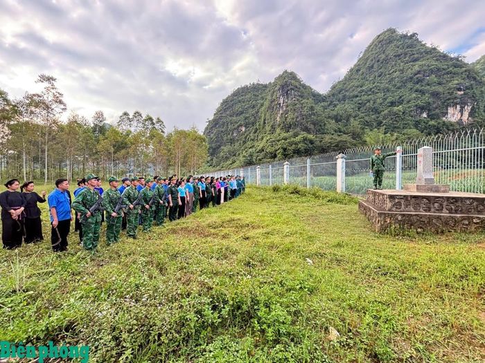 Cán bộ Đồn Biên phòng Thị Hoa giới thiệu nhận biết về đường biên, mốc quốc giới cho các đơn vị tham gia tại khu vực mốc 906/2. Ảnh: Huy Dương