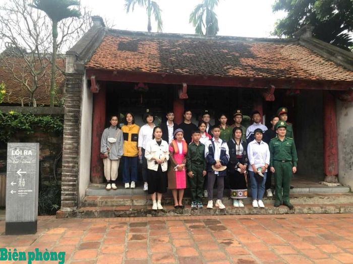 Hải đội Biên phòng 2 tham gia tổ chức hoạt động trải nghiệm cho học sinh trong chương trình "Nâng bước em tới trường-Con nuôi đồn Biên phòng". Ảnh: Nguyễn Nguyệt