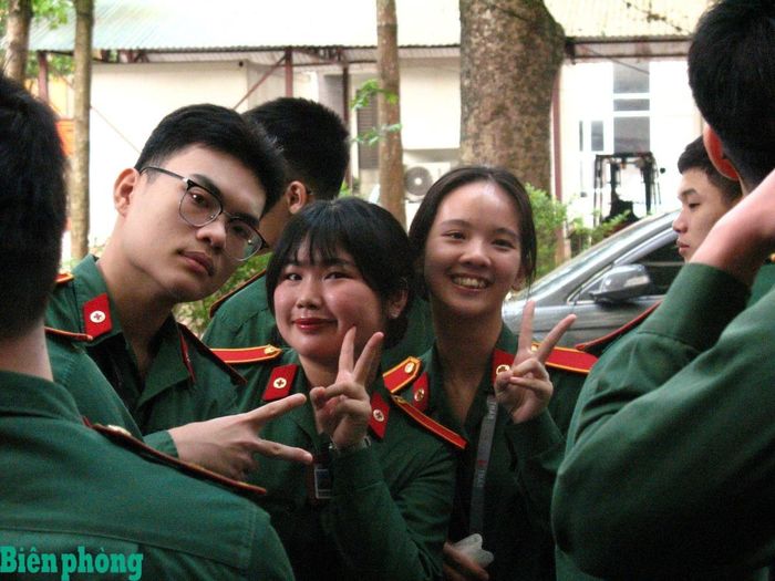 Lưu Thị Minh Phương (bạn nữ thứ hai, bên phải) tham gia hoạt động dã ngoại của Học viện Quân y. Ảnh: Nguyễn Nguyệt