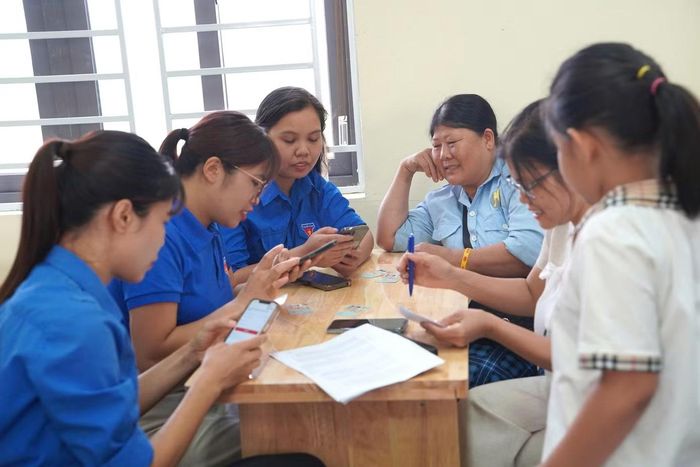  Chiến dịch “Mùa hè số cùng VNeID, hướng dẫn công dân số, đồng hành cùng nhân dân thực hiện Đề án 06” sẽ được các cấp bộ Đoàn trong tỉnh triển khai rộng khắp trong thời gian tới. Thông qua các hoạt động hỗ trợ người dân kích hoạt, sử dụng tài khoản định danh điện tử mức 2 và các dịch vụ công trực tuyến, tuổi trẻ Phú Thọ tiếp tục khẳng định vai trò tiên phong trong công cuộc chuyển đổi số, xây dựng chính quyền số và xã hội số. 