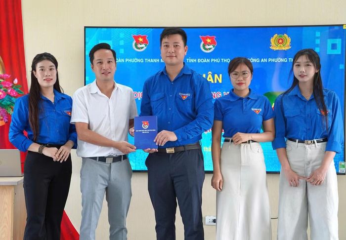 Anh Bùi Đức Giang - Bí thư Tỉnh Đoàn Phú Thọ tặng quà động viên đoàn viên, thanh niên phường Thanh Miếu tham gia tích cực Chiến dịch “Mùa hè số cùng VNeID, hướng dẫn công dân số, đồng hành cùng nhân dân thực hiện Đề án 06”.