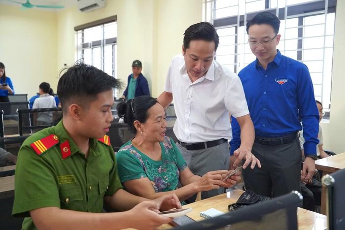 Anh Bùi Đức Giang - Bí thư Tỉnh Đoàn Phú Thọ đã trực tiếp tham gia hỗ trợ người dân thực hiện các thao tác trên ứng dụng, đồng thời động viên lực lượng đoàn viên, thanh niên phát huy tinh thần xung kích, tình nguyện, góp phần đưa các tiện ích số đến gần hơn với người dân.