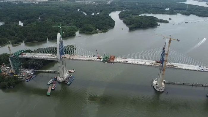 Hai nhịp cầu chính với kiến trúc đặc biệt đã cơ bản hoàn thành