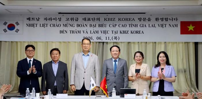 Đoàn công tác của Gia Lai và Hàn Quốc chụp ảnh lưu niệm.