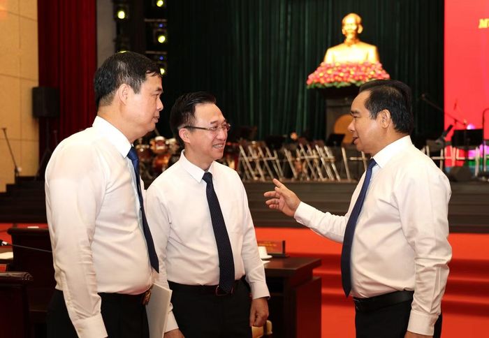 Chủ tịch UBND TPHCM Nguyễn Văn Được trao đổi cùng các đại biểu trước Lễ phát động. Ảnh: Ngô Tùng