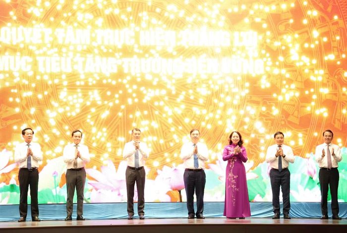 Thủ tướng Lê Minh Hưng cùng lãnh đạo Trung ương và TPHCM thực hiện nghi thức phát động phong trào thi đua.