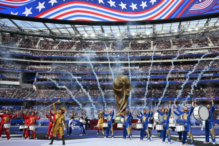 Sáng 13/6 (giờ Việt Nam), lễ khai mạc World Cup cuối cùng diễn ra trên sân SoFi (Mỹ), sau hai buổi khai mạc hoành tráng tổ chức tại Mexico và Canada. Sự kiện mở đầu bằng thông điệp: "Chúng ta là soccer. football và futbol" (cách gọi bóng đá bằng tiếng Mỹ, Anh và Latin). Giữa khung cảnh hoành tráng, nghệ sĩ mặc trang phục lấy cảm hứng từ Tổng thống Mỹ đầu tiên George Washington xuất hiện giữa sân khấu hàng chục nghìn khán giả.