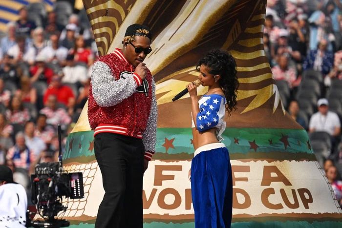 Rapper Future (trái) và Tyla trình diễn Game Time - ca khúc World Cup 2026. Nữ ca sĩ người Nam Phi xuất hiện hai đêm khai mạc World Cup liên tiếp. Cặp nghệ sĩ biểu diễn trước nhiều tràng pháo tay của khán giả.