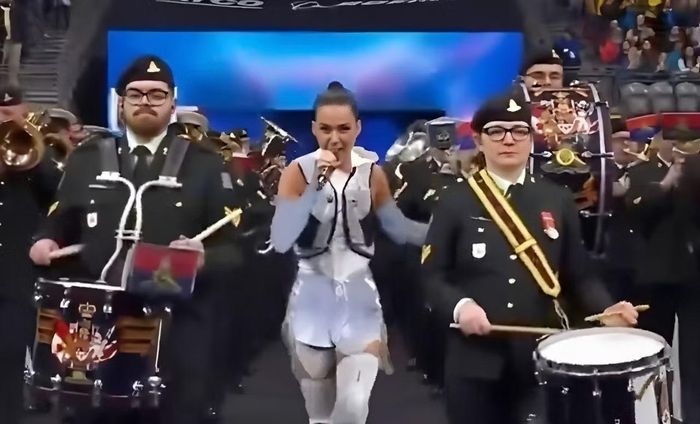 Một trong những điểm nhấn cuối chương trình là màn xuất hiện của Katy Perry. Bạn gái cựu thủ tướng Canada bước ra sân khấu trong bộ trang phục lấy cảm hứng từ phi hành gia với thiết kế ánh kim nổi bật, tạo cảm giác như đang bước ra từ một bộ phim khoa học viễn tưởng. Giữa sân khấu được dàn dựng quy mô lớn cùng hiệu ứng ánh sáng dày đặc, không ít khán giả theo dõi qua truyền hình cho biết họ mất vài giây mới nhận ra chủ nhân của loạt bản hit đình đám.