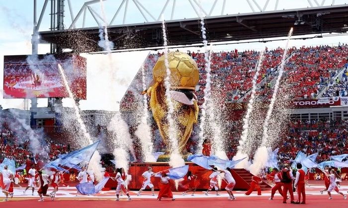 Sau màn khai mạc ở Mexico, lễ khai mạc thứ hai tại World Cup 2026 diễn ra rạng sáng 13/6 (giờ Việt Nam). Giữa tiếng reo hò của hàng chục nghìn khán giả trên sân Toronto, mô hình quả bóng vàng khổng lồ từ từ xuất hiện ở trung tâm sân khấu. Trong sắc đỏ phủ kín các khán đài, lễ khai mạc thứ hai của World Cup 2026 chính thức bắt đầu, đánh dấu lần đầu tiên Canada tổ chức một trận đấu thuộc vòng chung kết World Cup trên sân nhà.