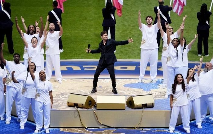 Khoảnh khắc được chờ đợi nhất tại lễ khai mạc ở Canada là khi Michael Bublé xuất hiện cùng dàn hợp xướng. Trong tiếng vỗ tay của hàng chục nghìn khán giả, giọng ca nổi tiếng người Canada cất tiếng hát giữa sân vận động. Những lá cờ của 48 đội tuyển tham dự World Cup hiện diện xung quanh sân, khép lại lễ khai mạc bằng thông điệp về sự kết nối của bóng đá - môn thể thao có sức lan tỏa mạnh mẽ nhất hành tinh.