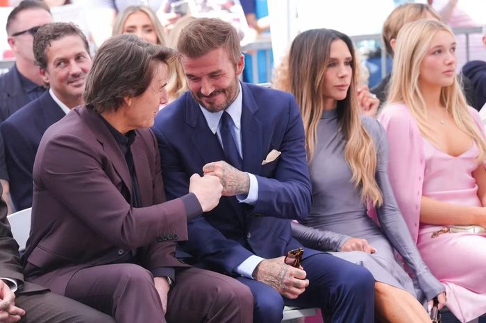 Trong bài phát biểu nhận ngôi sao trên Đại lộ Danh vọng Hollywood, David Beckham gửi lời cảm ơn tới Tom Cruise vì đã chào đón vợ chồng anh khi mới đến Los Angeles và luôn là một người bạn trung thành. Cựu danh thủ cũng tri ân huyền thoại bóng rổ Michael Jordan, cho biết chính ông là người truyền cảm hứng để anh khoác áo số 23 và nhận ra rằng vận động viên có thể tạo nên ảnh hưởng vượt ra ngoài sân đấu. Ảnh: AP.