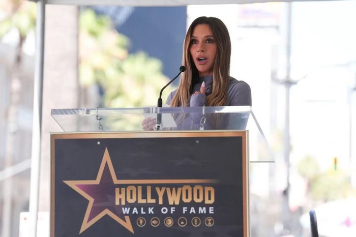 Trong bài phát biểu, Victoria Beckham mở đầu bằng câu đùa rằng cô từng nghĩ bản thân mới là người đến nhận ngôi sao nhờ vai diễn trong Spice World: The Movie. Nhà thiết kế thời trang 52 tuổi dành nhiều lời ca ngợi chồng, cho rằng chính tầm nhìn, ý chí và sự nỗ lực phi thường đã giúp David Beckham góp phần đưa bóng đá trở thành môn thể thao có sức ảnh hưởng toàn cầu. Theo cô, đằng sau hình ảnh một ngôi sao thể thao, doanh nhân và nhà hoạt động xã hội là một người đàn ông sống giàu lòng nhân ái, trung thành và luôn hết lòng vì gia đình cũng như những người mình yêu thương. Ảnh: AP.
