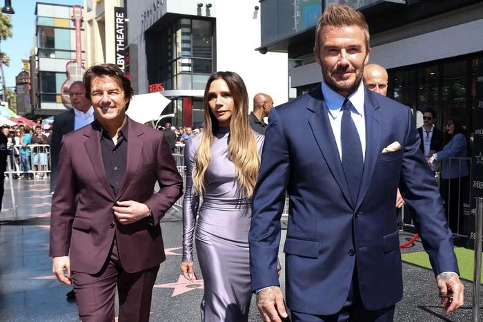 Beckham không quên cảm ơn cha mẹ, các chị em, đồng đội, bạn bè và đặc biệt là người vợ Victoria, người mà anh khẳng định "nếu không có em thì tất cả những điều này sẽ không thể xảy ra". Khép lại bài phát biểu, anh dành những lời xúc động cho bốn người con, gọi các con là lý do để mình thức dậy mỗi sáng và nhắn nhủ: "Cha hy vọng một ngày nào đó các con sẽ đưa những đứa cháu của cha đến đây... Khiến các con tự hào là thành tựu lớn nhất trong cuộc đời cha". Ảnh: Reuters.