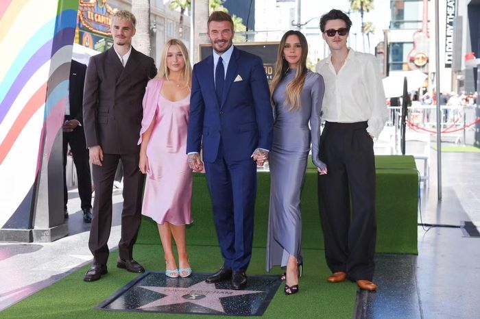 Victoria Beckham cùng các con là Romeo, Cruz và Harper Seven có mặt trong dịp trọng đại của cựu đội trưởng tuyển bóng đá quốc gia Anh. Brooklyn Beckham và Nicola Peltz một lần nữa vắng mặt tại sự kiện gia đình, dù nhà họ chỉ cách đó khoảng 20 phút lái xe. Ảnh: AP.
