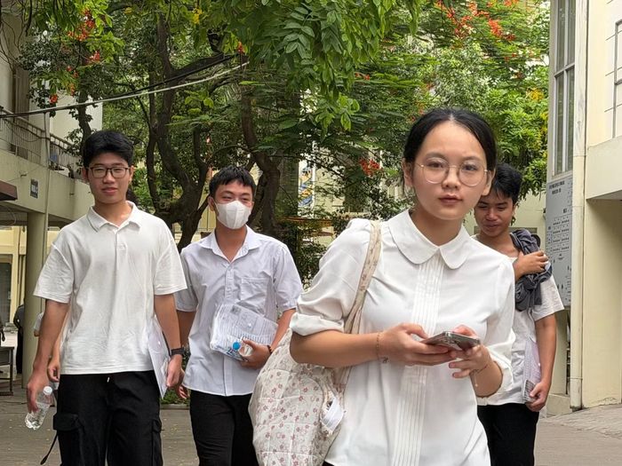 Thí sinh rời phòng thi sau khi thực hiện môn Ngữ văn (Ảnh: Hà Linh)