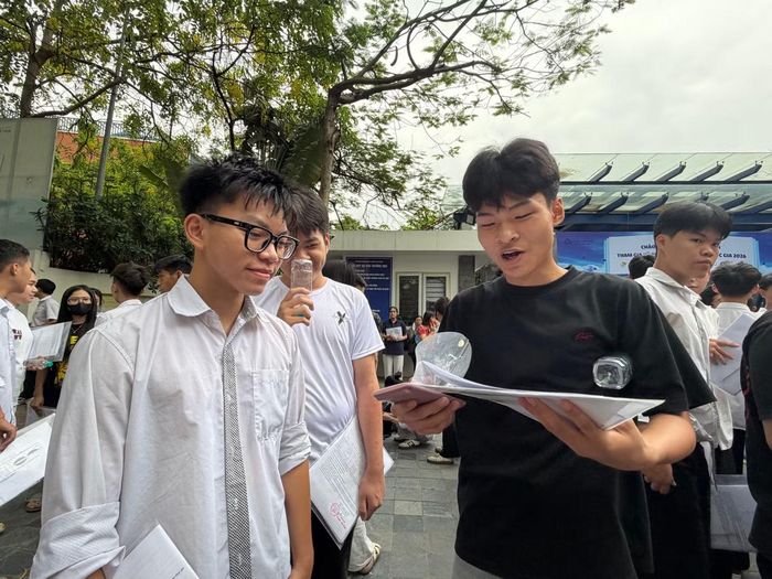 Thí sinh trao đổi bài thi