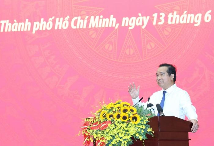 Chủ tịch UBND TPHCM Nguyễn Văn Được trao đổi tại buổi làm việc.