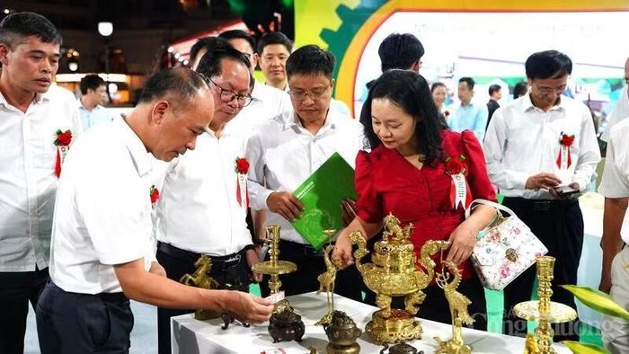 Các đại biểu thăm gian hàng tại hội chợ.