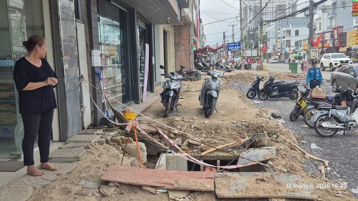 Bà Hoàng Yến với nỗi lo túc trực hố thoát nước, điện thiếu an toàn của đơn vị thi công ngay trước cửa hàng của gia đình.