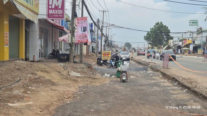 Mặt đường hiện hữu cách xa với các cửa hàng, cùng với đó việc con đường mới thi công nham nhở khiến nhiều cửa hàng rơi vào khó khăn đóng cửa