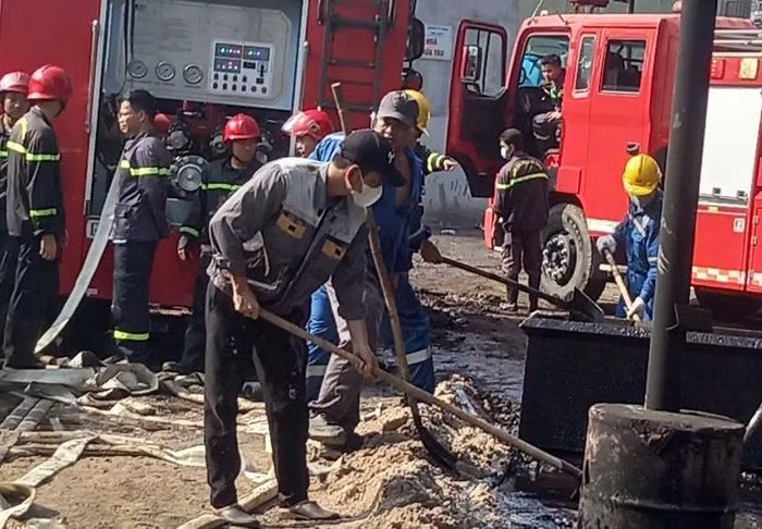 Các thùng chứa nhớt thải chảy tràn tại hiện trường vụ hỏa hoạn