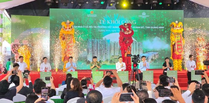 Lãnh đạo địa phương cùng chủ đầu tư ấn nút khởi công dự án.