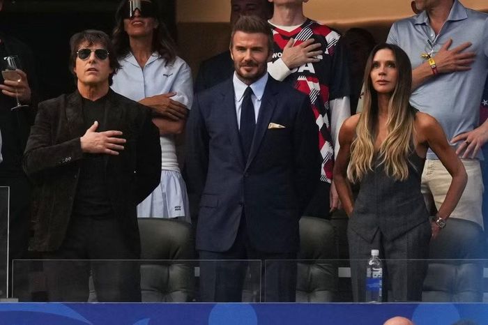 Victoria Beckham đi cùng David, chứng kiến sự kiện trọng đại của thể thao Mỹ. Sau 32 năm, World Cup lại tổ chức ở xứ cờ hoa. Sân SoFi cách Hollywood chỉ 39 km, do đó quy tụ đông đảo nghệ sĩ - những cái tên có sức ảnh hưởng trong giới giải trí Mỹ - đến theo dõi trận đấu.