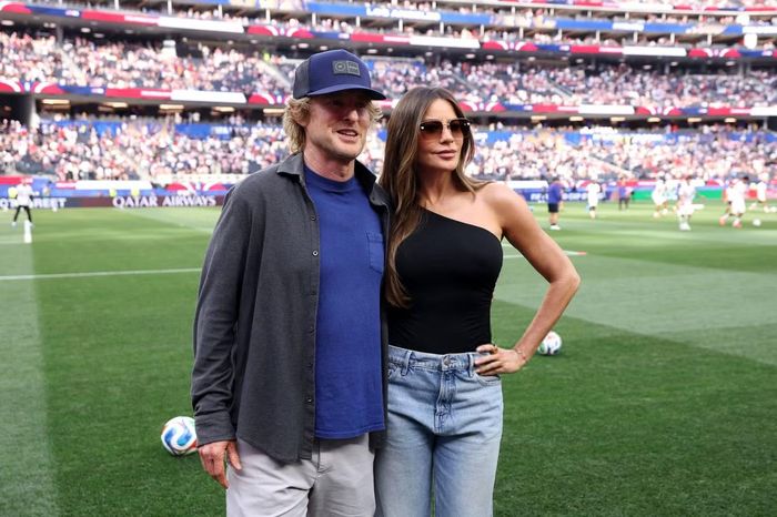 Sofia Vergara, nữ diễn viên, người mẫu người Mỹ gốc Colombia nổi tiếng toàn cầu qua vai diễn Gloria Delgado-Pritchett trong loạt phim hài đình đám Modern Family, "check-in" cùng sân bóng sẽ tổ chức loạt trận đấu đỉnh cao ở World Cup 2026. Đứng cạnh cô là Owen Wilson, nam diễn viên, nhà biên kịch kiêm nhà sản xuất phim hàng đầu người Mỹ.