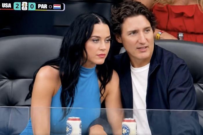 Katy Perry và cựu Thủ tướng Canada Justin Trudeau trên khán đài. Katy Perry biểu diễn trong lễ khai mạc World Cup 2026 trước khi nán lại sân để theo dõi trận đấu.