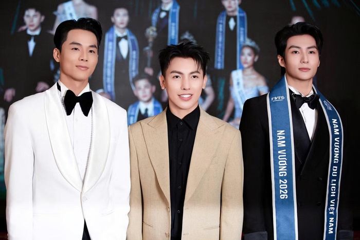 Ông Duy Khánh (giữa) - đơn vị nắm giữ bản quyền Miss Supranational Vietnam - giải thích lý do Bùi Lý Thiên Hương không dự thi quốc tế.