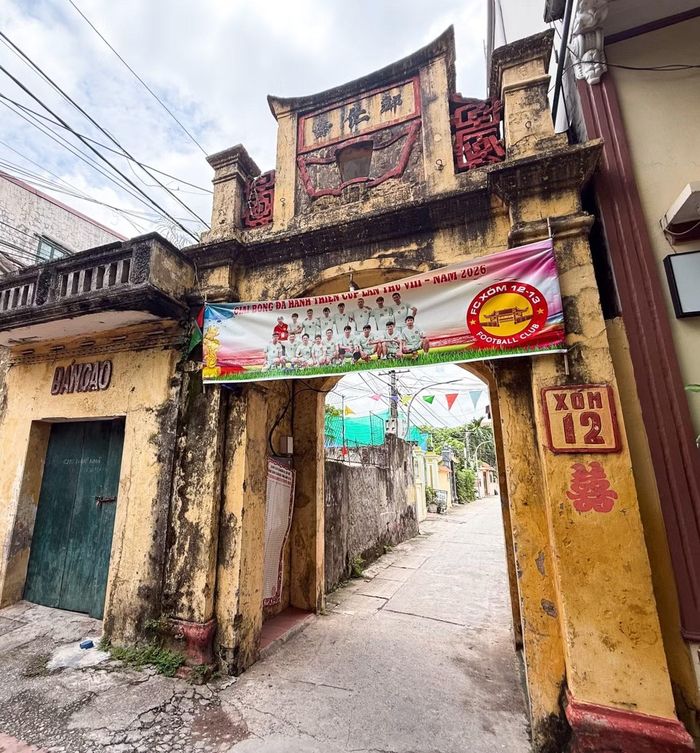 Cổng làng cổ kính mang đậm dấu ấn kiến trúc truyền thống, một trong những nét đặc trưng còn được lưu giữ khá nguyên vẹn tại Hành Thiện.