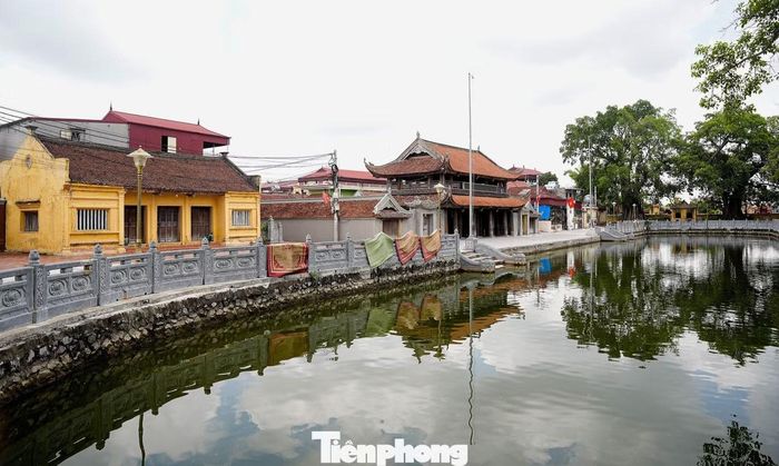 Đình, đền, chùa, nhà thờ cổ góp phần tạo nên không gian văn hóa đặc sắc của làng quê hơn 700 năm. Trong ảnh là chùa Keo Hành Thiện (Thần Quang tự) là di tích quốc gia đặc biệt, nổi tiếng với lịch sử lâu đời và những giá trị kiến trúc, văn hóa quý giá.