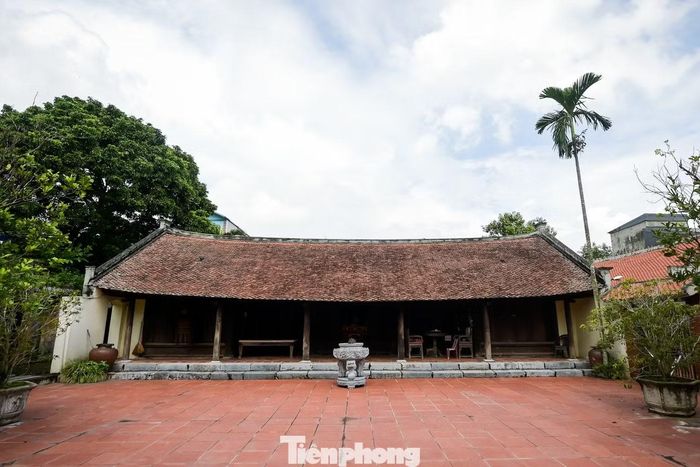 Khu tưởng niệm Tiến sĩ Đặng Xuân Bảng (1828-1910), ông là ông nội của cố Tổng Bí thư Trường Chinh. Đây là một trong số những ngôi nhà cổ được lưu giữ gần như nguyên vẹn tại làng Hành Thiện.