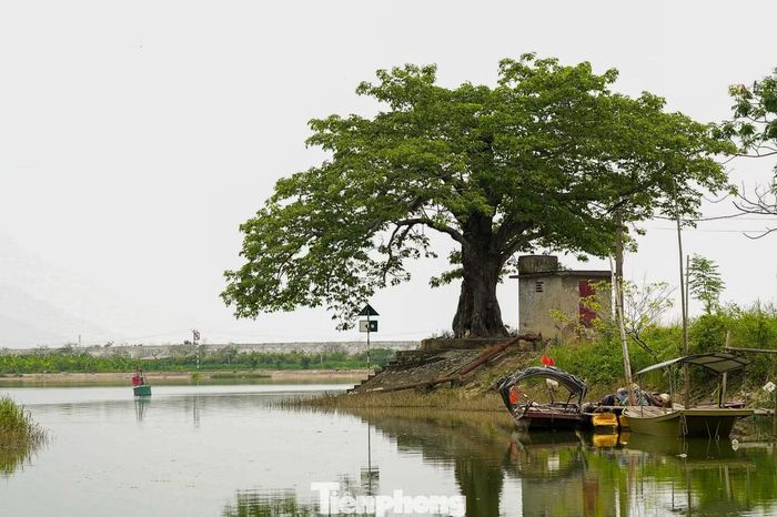 Khung cảnh thanh bình bên dòng sông bao quanh làng. Ngày nay, nhiều du khách tìm về Hành Thiện để chiêm ngưỡng cấu trúc độc đáo của ngôi làng và khám phá những giá trị lịch sử, văn hóa lâu đời nơi đây.